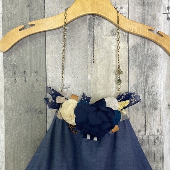 𝅺chambray linen & cotton blend apron w/ floral accents. Adjustable waist & neck - Picture 2 of 12